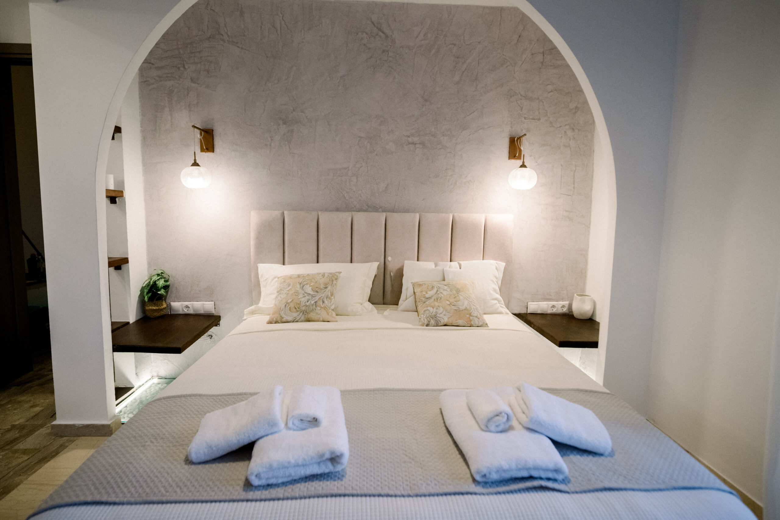 Minimal Mediterranean Hospitality Design: Μεταμόρφωση Κατοικίας σε Luxury Suites στην Πύλο